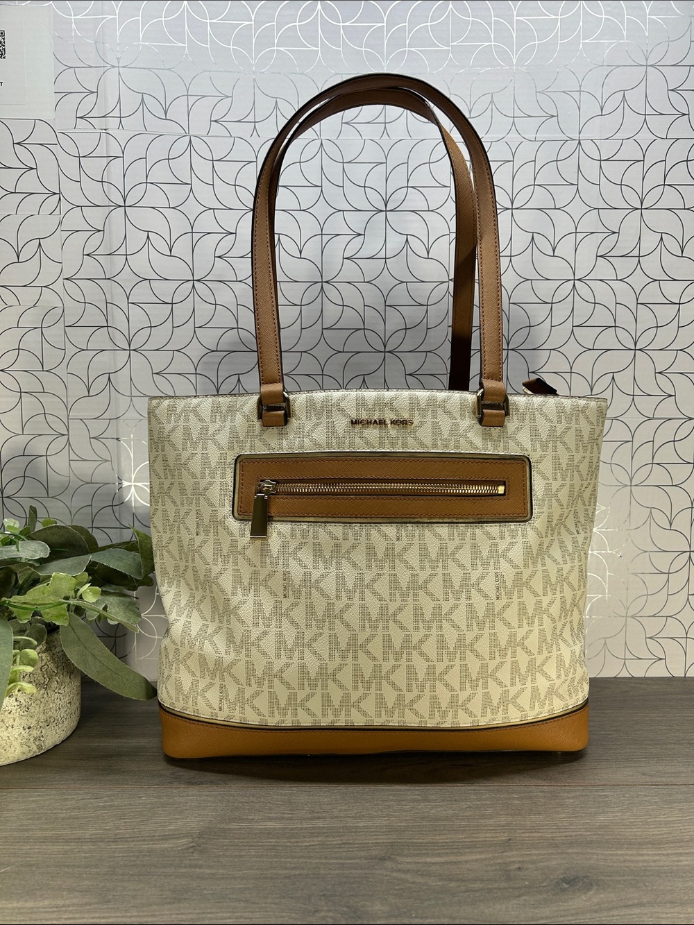8793 Michael Kors Jet Set Monogram Tote in Vanilla/Carmel